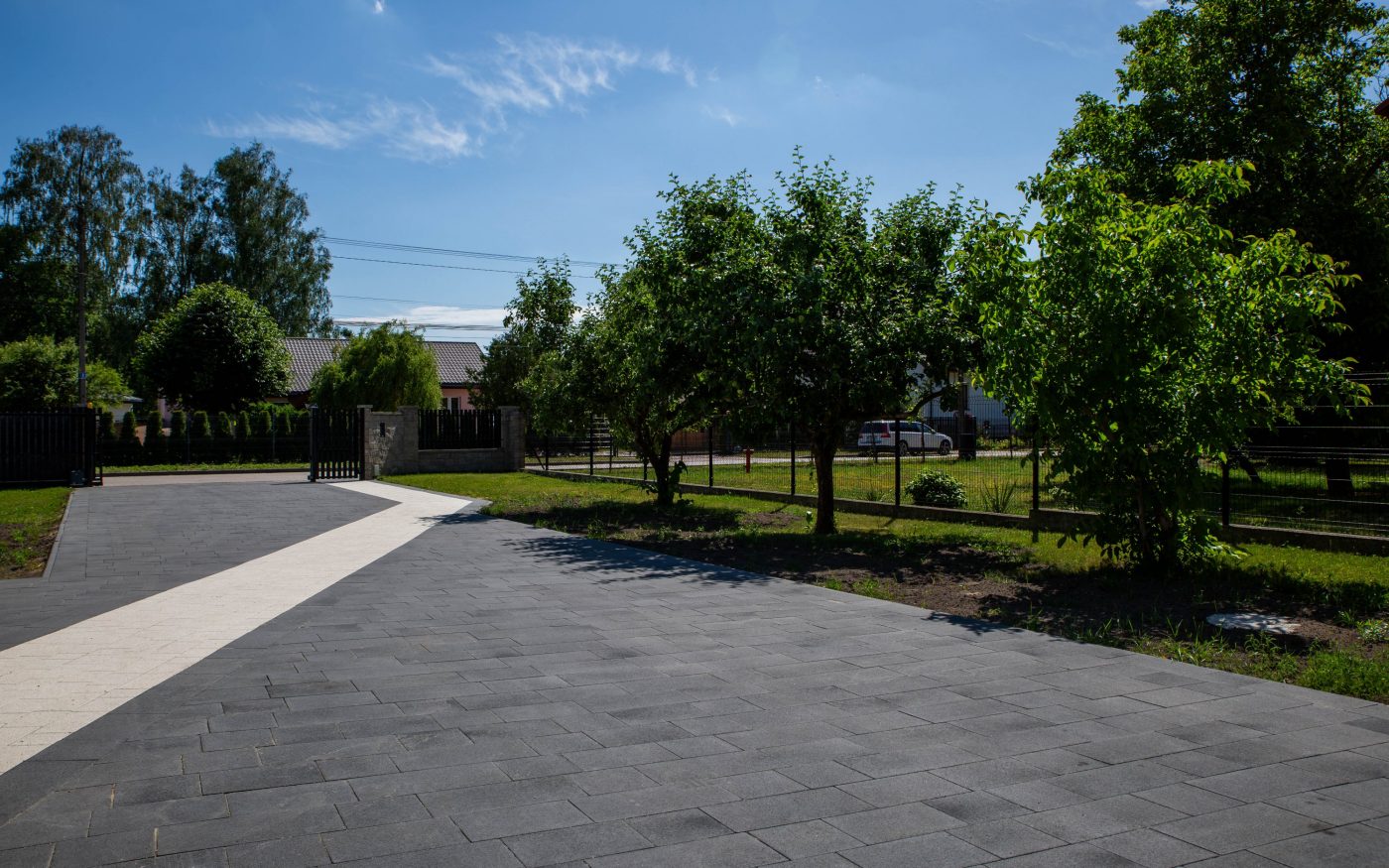 Nowoczesne płyty brukowe Semmelrock, Umbriano 8 w kolorze stalowo grafitowym zastosowane w prywatnym domu w Otwocku