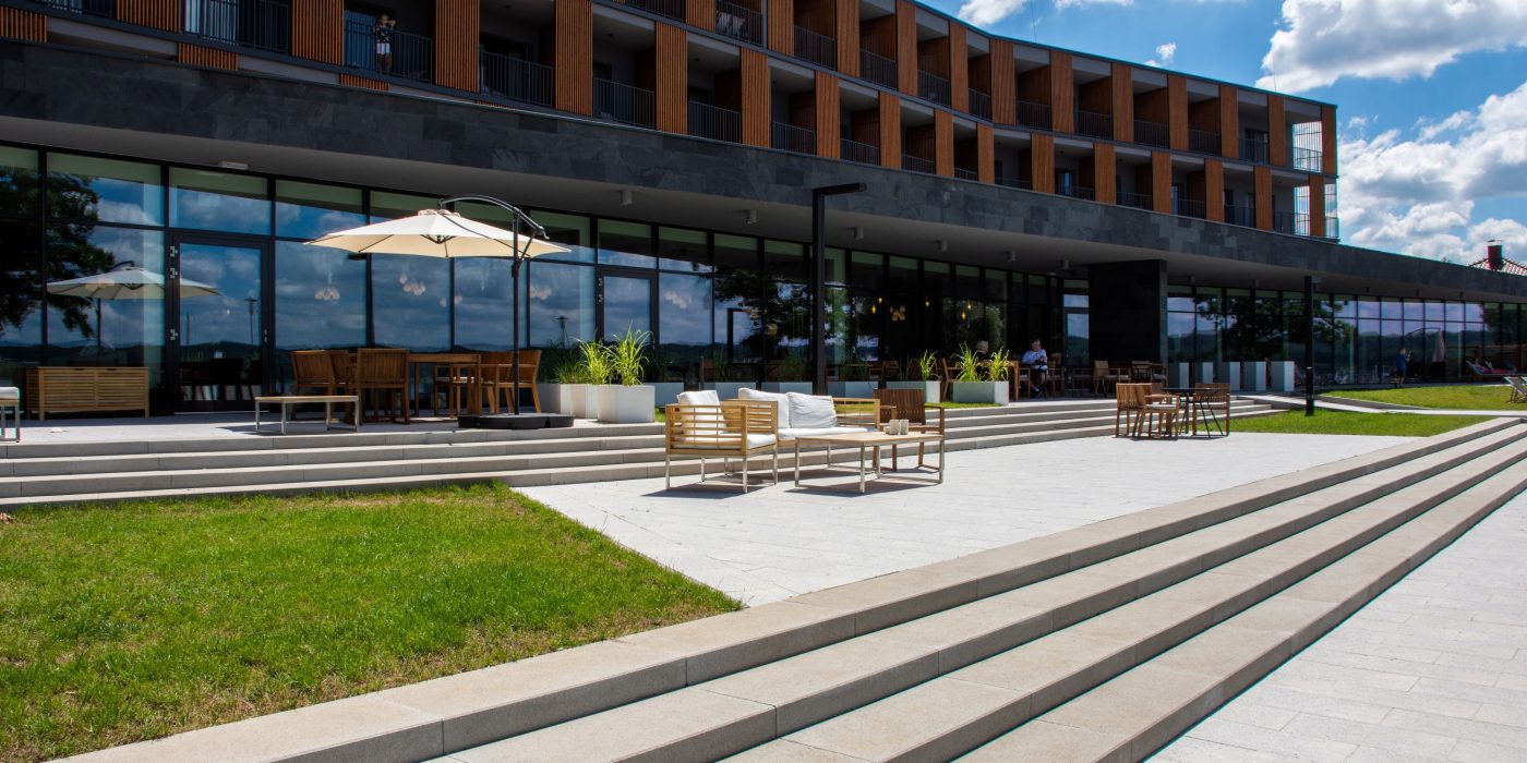 Charzykowy, Hotel Notera, płyty tarasowe Carat kolor rezo, stopnie Livello Uni kolor silexo