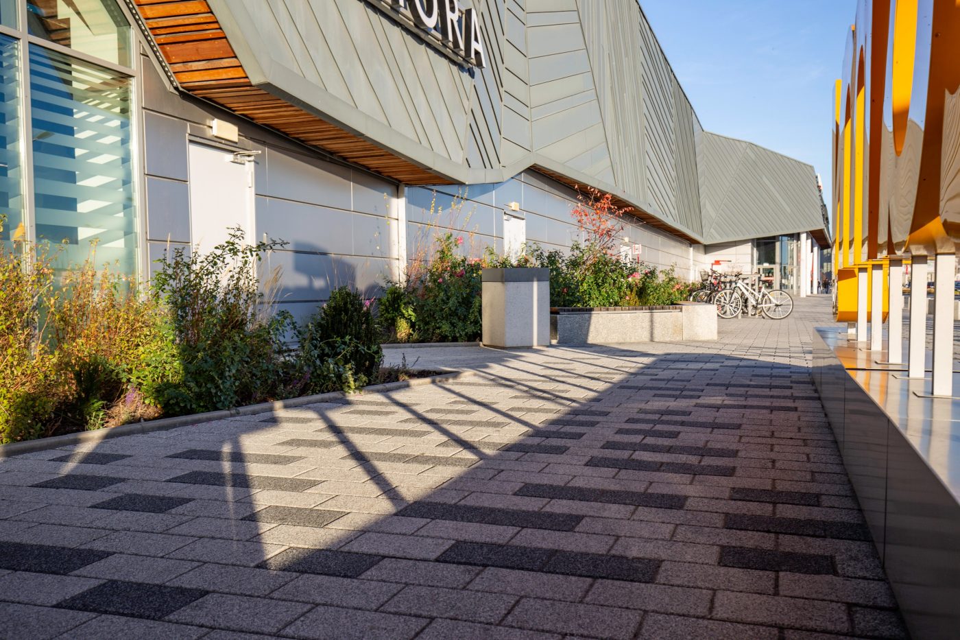 Centrum Handlowe Bielany Wrocławskie, La Linia kolor jasny szary oraz antracytowy bazalt