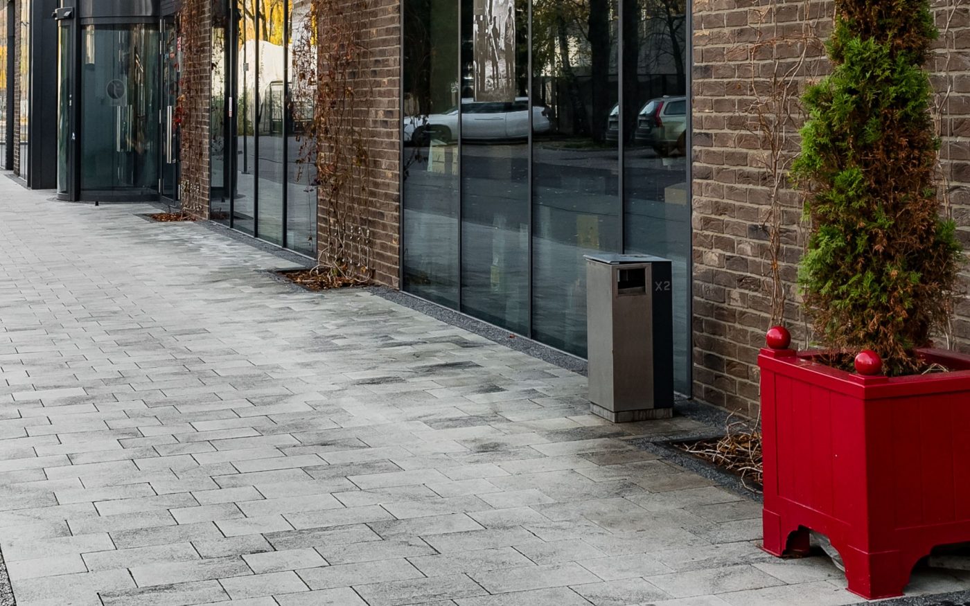 X2 Biurowiec ul. Czerska, Warszawa, Umbriano kolor grafitowobiały, Naturo kolor negro