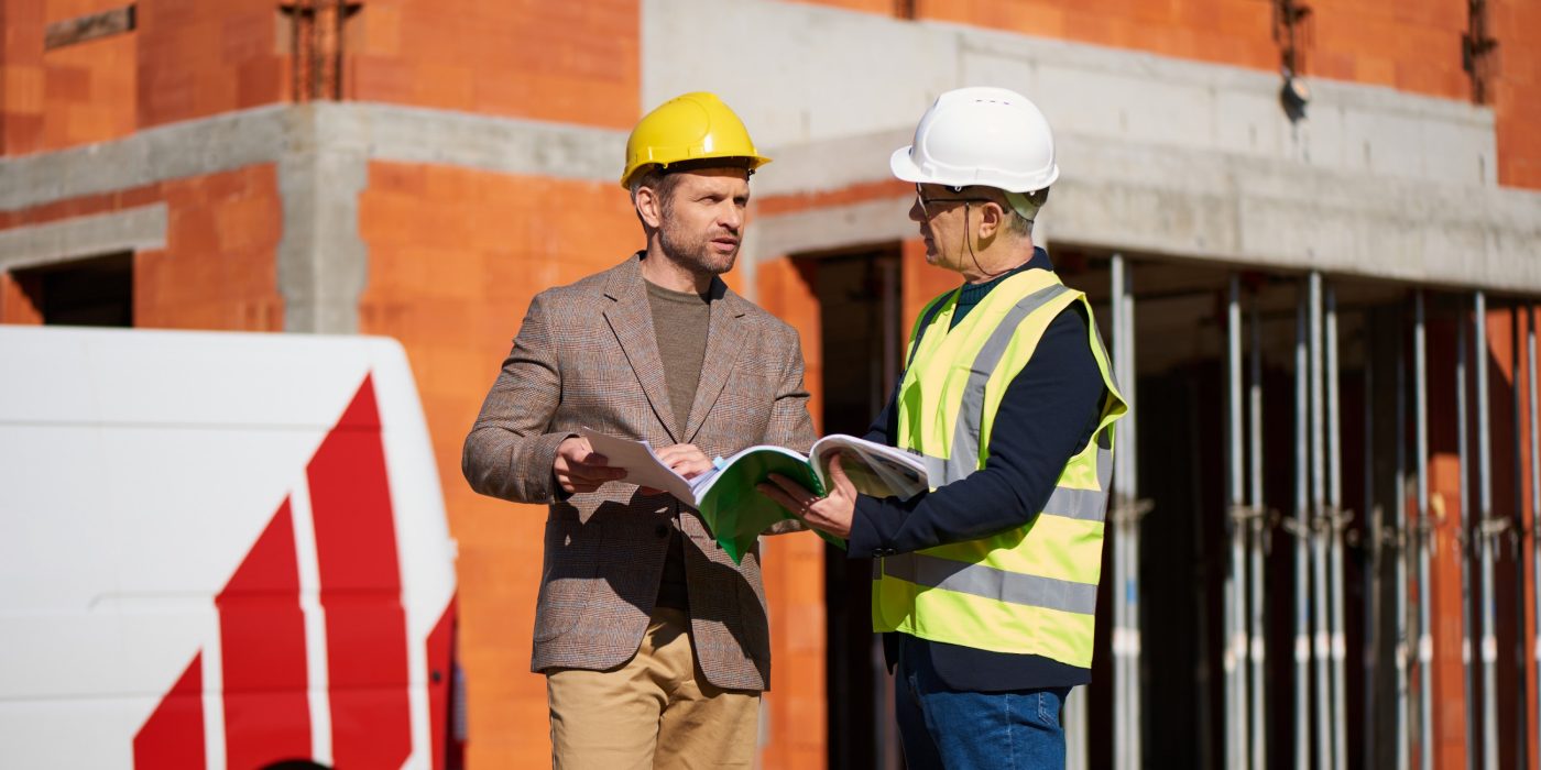 Doradca Wienerberger z kierownikiem budowy