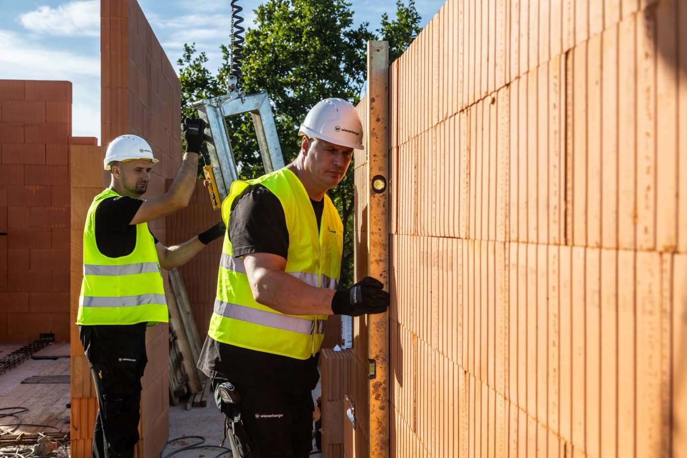 Budowa ścian z wykorzystaniem ceramicznych elementów prefabrykowanych Porotherm XXL. Borowa Góra.