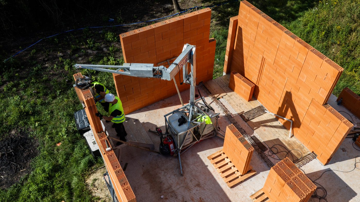 Budowa ścian z wykorzystaniem ceramicznych elementów prefabrykowanych Porotherm XXL. Borowa Góra.