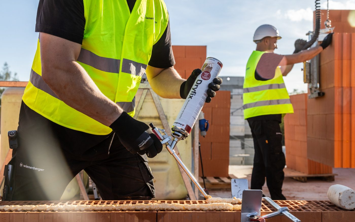 Budowa ścian z wykorzystaniem ceramicznych elementów prefabrykowanych Porotherm XXL. Borowa Góra.