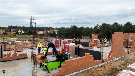 Robot WLTR - murowanie przedszkola w Koronowie