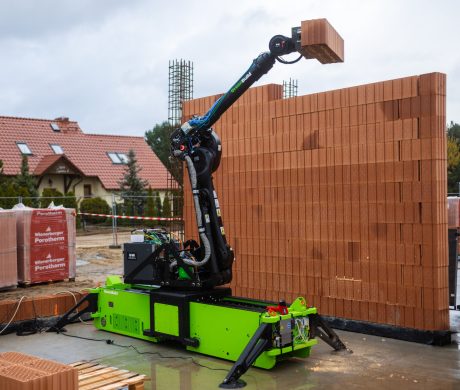 Robot WLTR - murowanie przedszkola w Koronowie