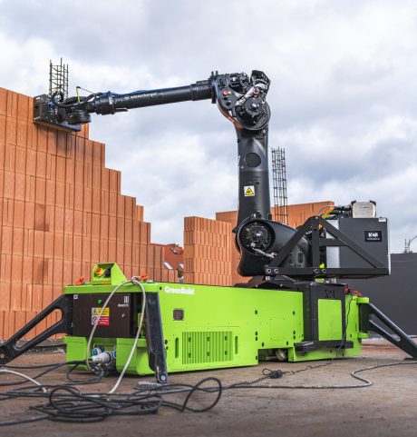 Robot murujący WLTR - budowa ścian przedszkola w Koronowie