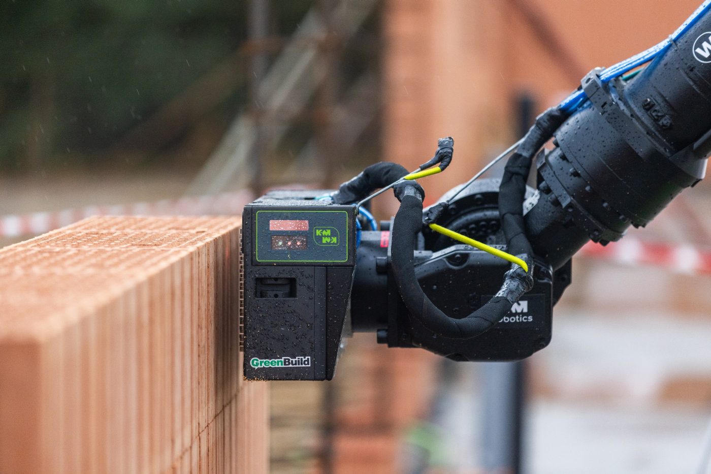 Robot murujący WLTR - budowa ścian przedszkola w Koronowie