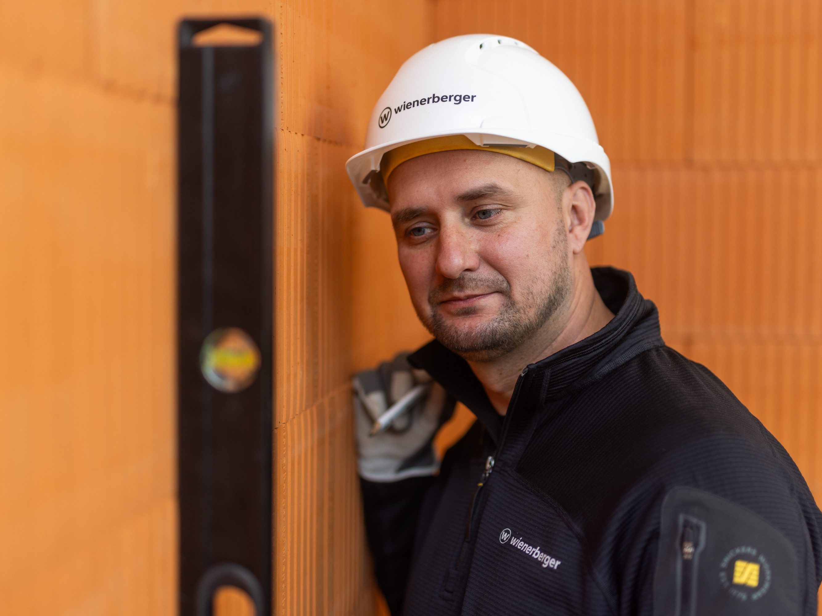 Murowanie ścian z poryzowanych pustaków ceramicznych Porotherm na pianoklej Porotherm Dryfix