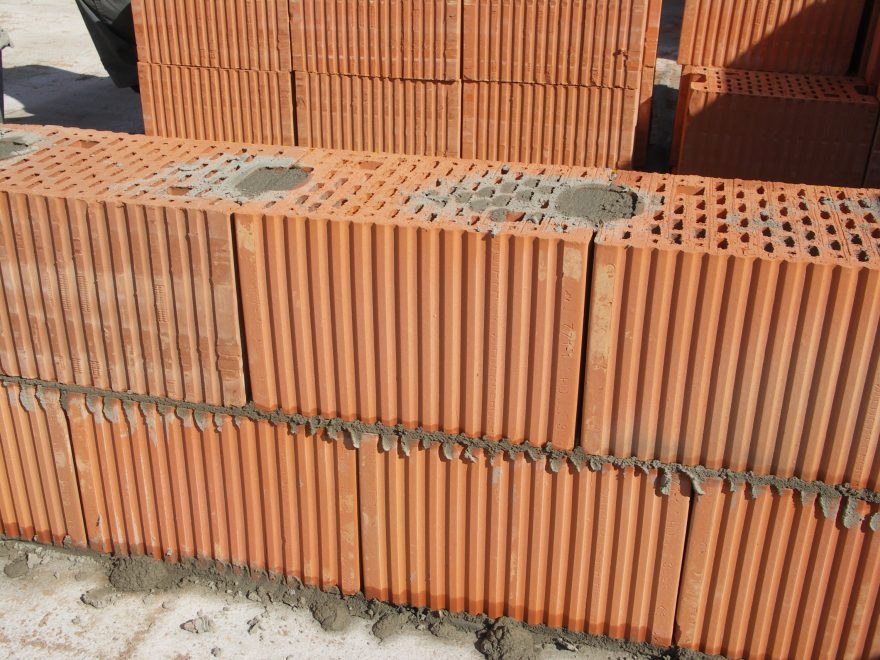 Porotherm AKU - skuteczna ochrona przed hałasem