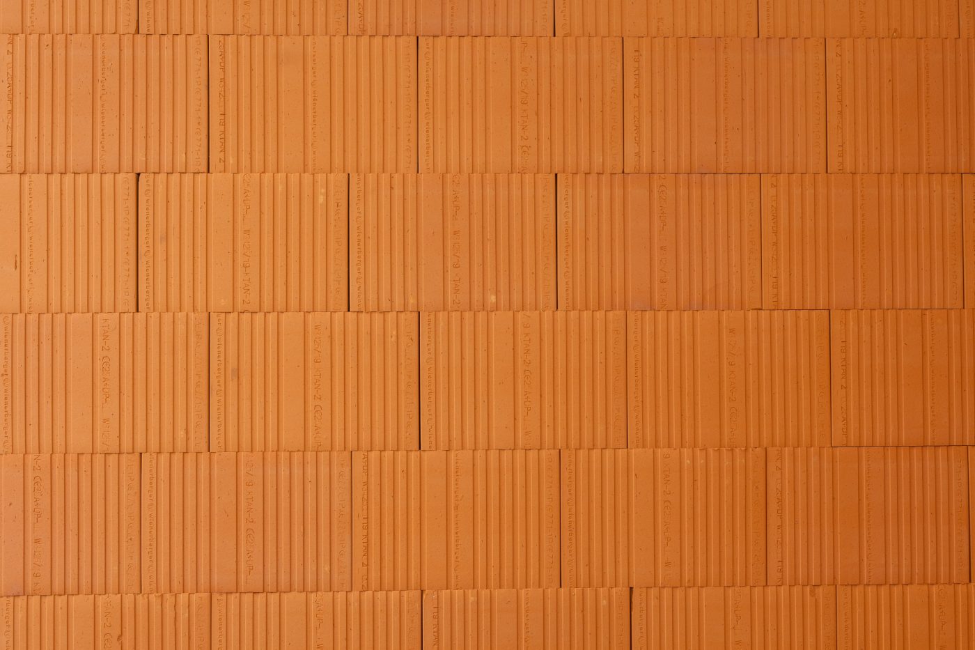 Murowanie ścian z poryzowanych pustaków ceramicznych Porotherm na pianoklej Porotherm Dryfix
