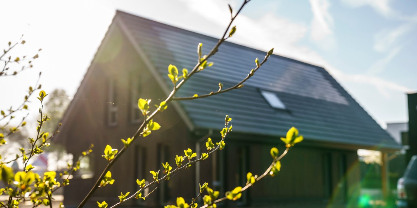 Product: Wevolt X-Tile. Architect/developer: Ekowood Woonconcept. Client: Brummelhuis Projecten. Contractor: Verhaegh Bouwbedrijf, Grashoek. Installer: Lucius.nu, Boxtel. New constructed detached house with Wevolt X-Tile | Weidebox, Helden