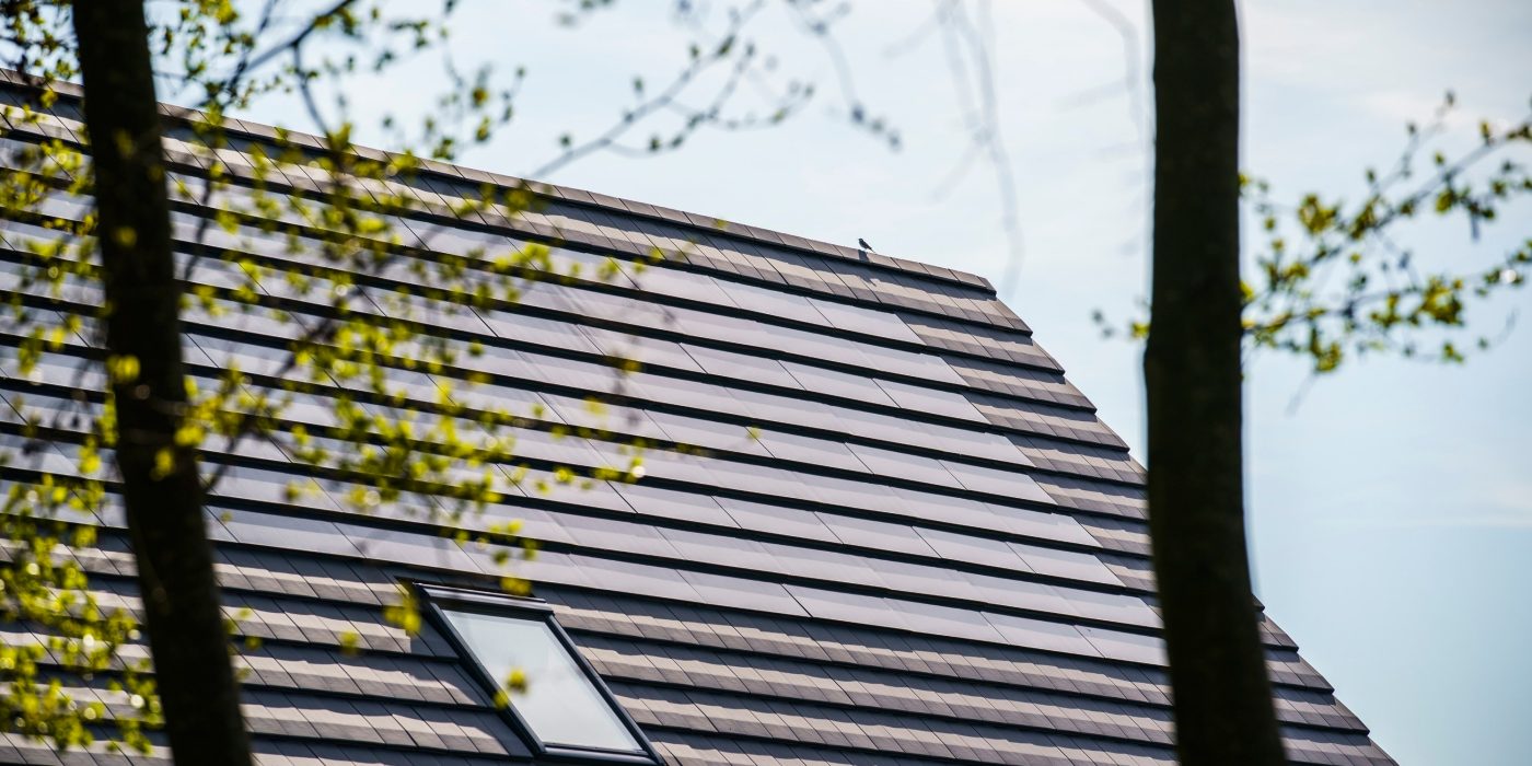 Product: Wevolt X-Tile. Architect/developer: Ekowood Woonconcept. Client: Brummelhuis Projecten. Contractor: Verhaegh Bouwbedrijf, Grashoek. Installer: Lucius.nu, Boxtel. New constructed detached house with Wevolt X-Tile | Weidebox, Helden