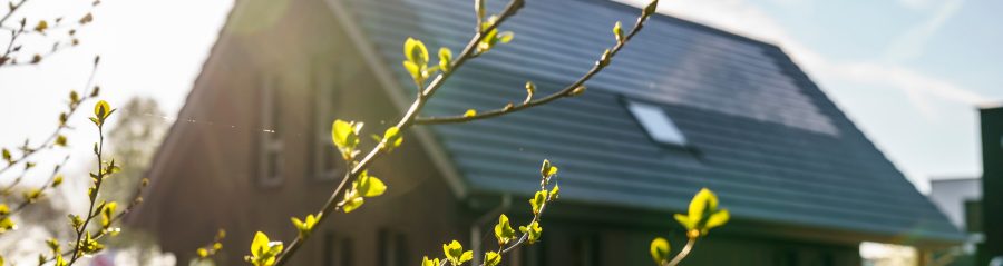 Czarne panele fotowoltaiczne Wevolt X-Tile na dachu z dachówką Koramic Actua 10