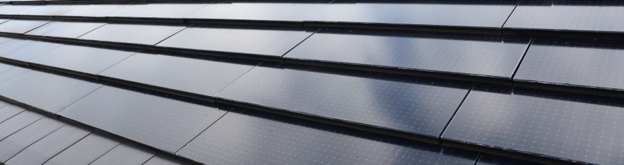 Czarne panele fotowoltaiczne Wevolt X-Tile na dachu z dachówką Koramic Actua 10