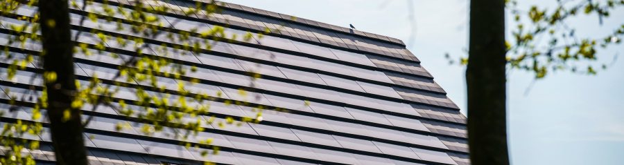 Czarne panele fotowoltaiczne Wevolt X-Tile na dachu z dachówką Koramic Actua 10