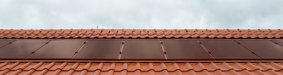 Dach z czerwonymi panelami fotowoltaicznymi Wevolt X-Frame