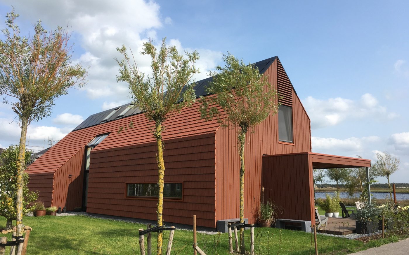 Dom z czarnymi panelami fotowoltaicznymi Wevolt X-Frame