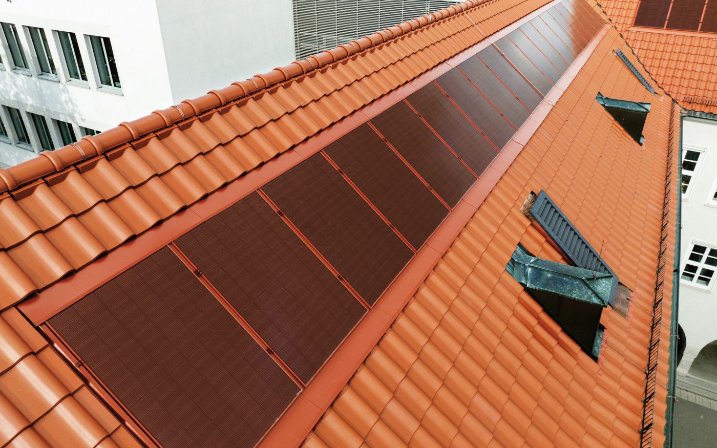 Dach z czerwonymi panelami fotowoltaicznymi Wevolt X-Frame