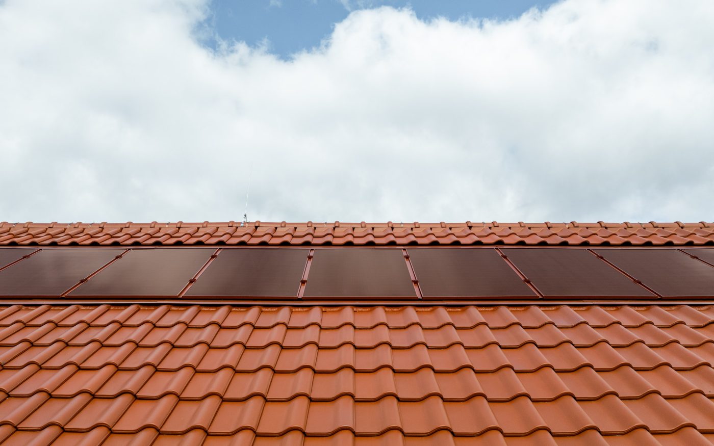 Dach z czerwonymi panelami fotowoltaicznymi Wevolt X-Frame