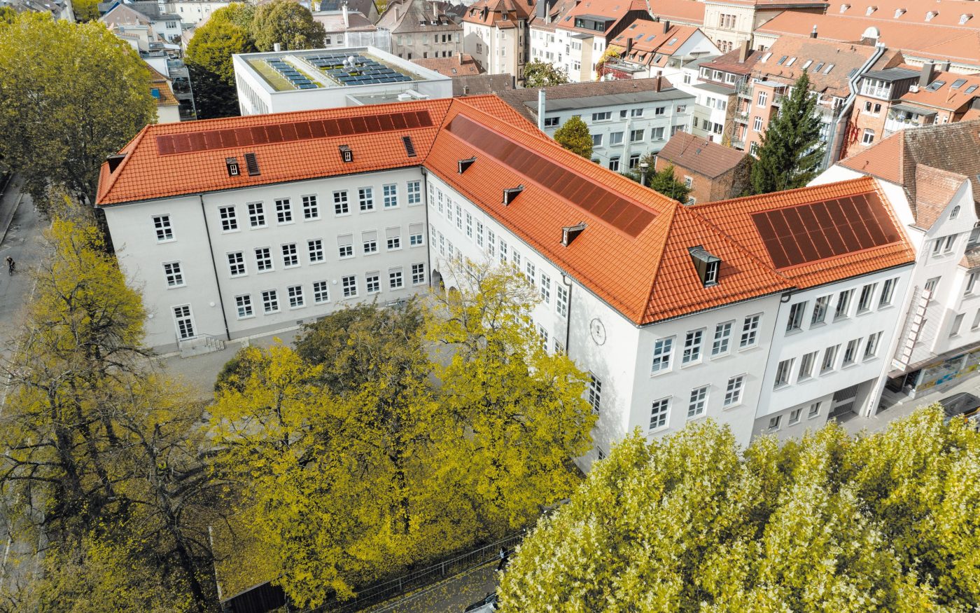 Dach z czerwonymi panelami fotowoltaicznymi Wevolt X-Frame