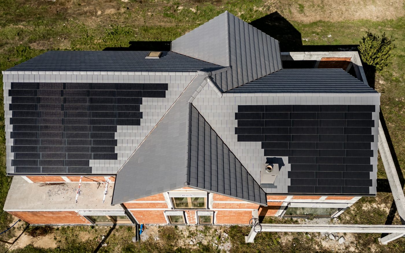 Dom jednorodzinny pod Rzeszowem z panelami fotowoltaicznymi Wevolt X-Tile w kolorze czarnym i płaską dachówką ceramiczną Actua 10 szara angoba