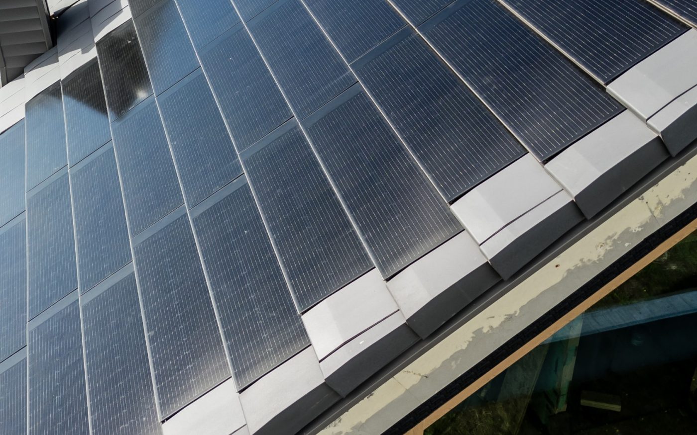 Dom jednorodzinny pod Rzeszowem z panelami fotowoltaicznymi Wevolt X-Tile w kolorze czarnym i płaską dachówką ceramiczną Actua 10 szara angoba