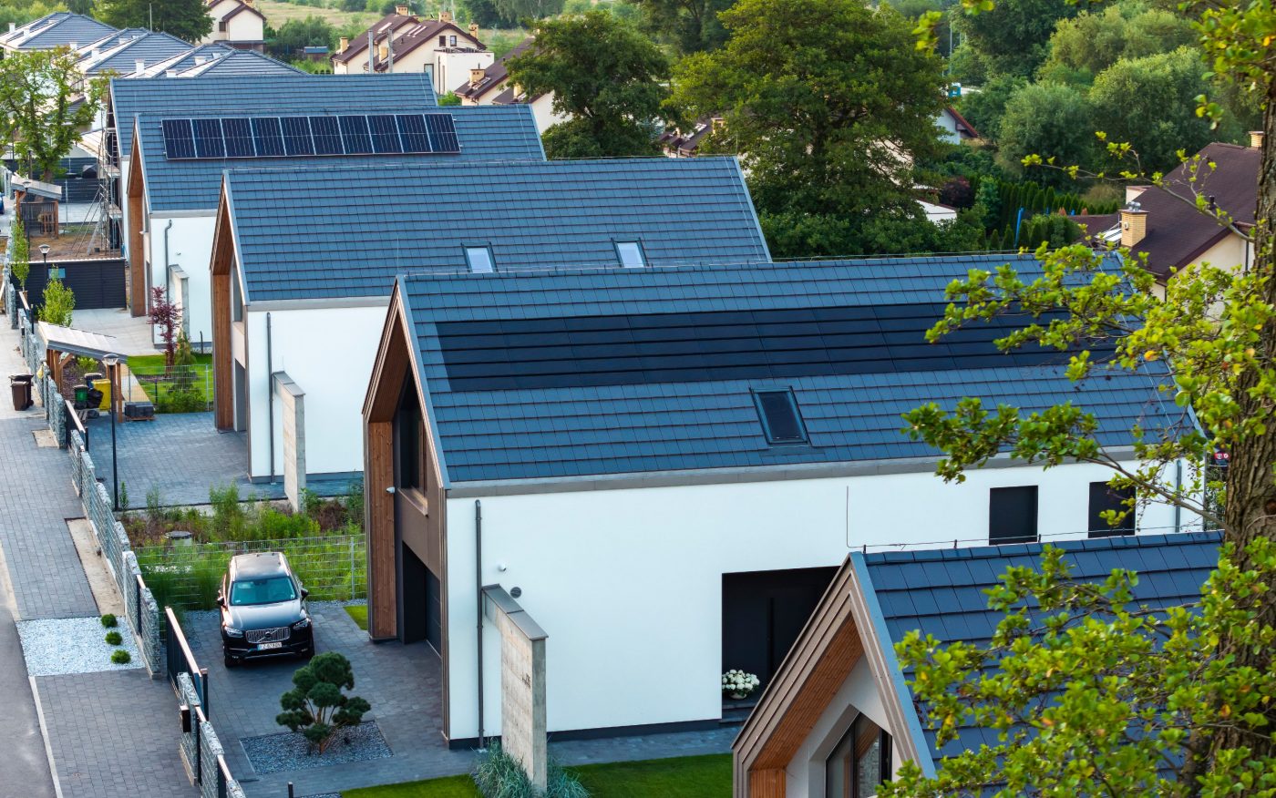 Dom z panelami fotowoltaiczynymi Wevolt X-Tile w kolorze czarnym i płaską dachówką ceramiczną Orea 9 w kolorze szarej angoby