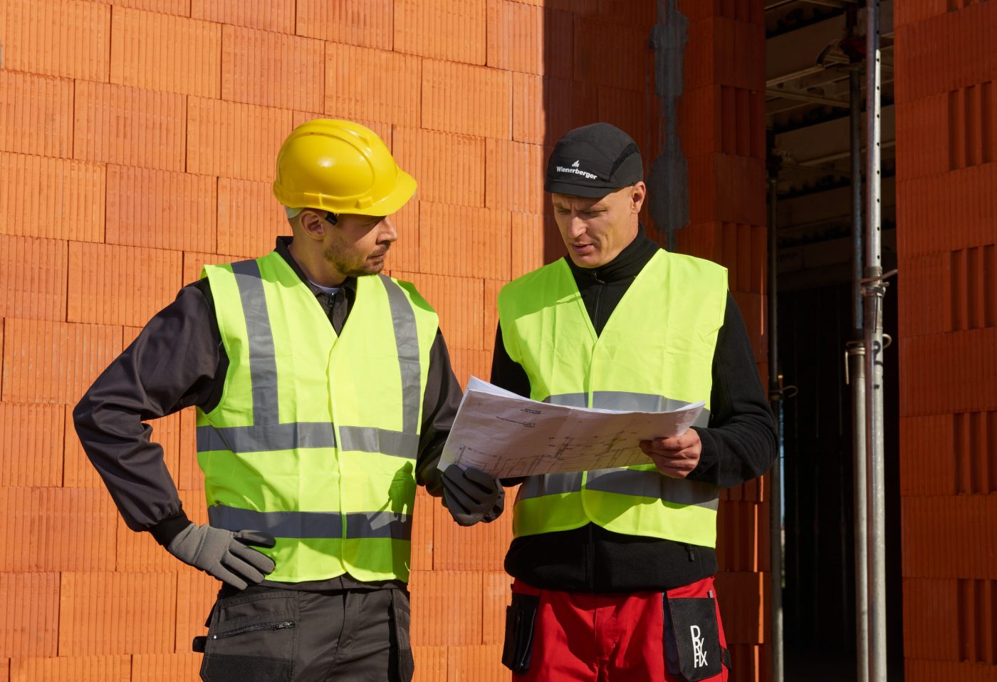 Murarz i serwisant Wienerberger na budowie