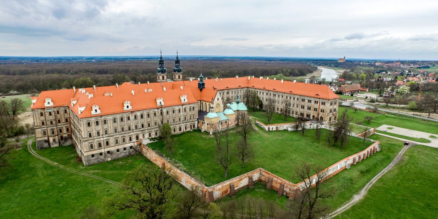 Opactwo Cysterskie w Lubiążu po renowacji dachu dachówką karpiówką naturalna czerwień