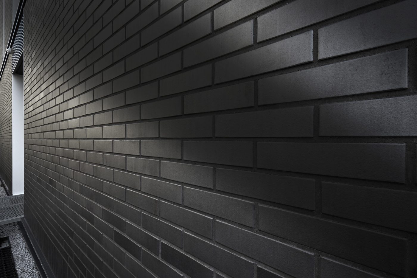 Budynek wielorodzinny na ulicy Broniwoja w Warszawie z elewacją z cegły Stratus