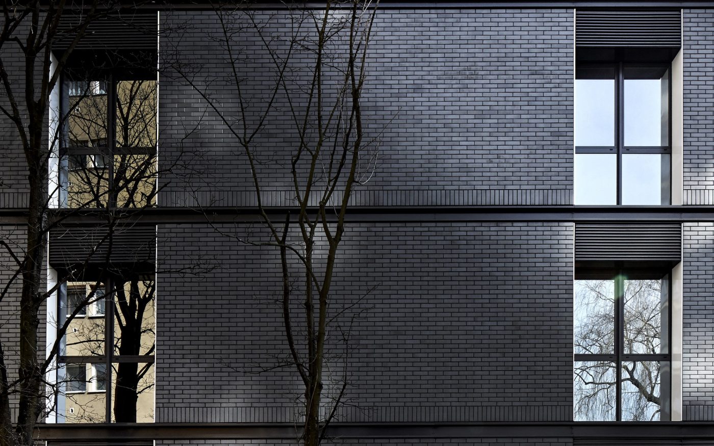 Budynek wielorodzinny na ulicy Broniwoja w Warszawie z elewacją z cegły Stratus