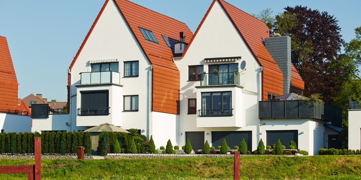 Osiedle domów jednorodzinnych w Raciborzu z dachówką Actua 10 naturalna czerwień