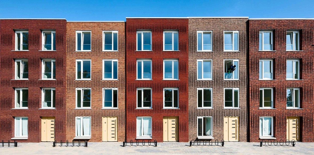 Terca Pioenroos, Douro Porto Gereduceerd, Dinkelrood, Rutiel, Tigris Flash en Dommelrood Gereduceerd. Architect Bureau Kroner Architecten. Client Stichting Studentengroepswoning.nl. Contractor Parent Initiative Pickkers Consult BV. Year of completion 2017. Flowing facade for students, Utrecht.