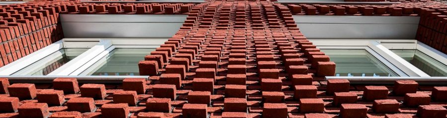 Terca Pioenroos, Douro Porto Gereduceerd, Dinkelrood, Rutiel, Tigris Flash en Dommelrood Gereduceerd. Architect Bureau Kroner Architecten. Client Stichting Studentengroepswoning.nl. Contractor Parent Initiative Pickkers Consult BV. Year of completion 2017. Flowing facade for students, Utrecht.