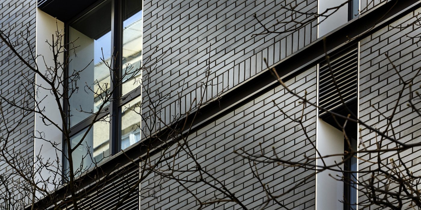 Budynek wielorodzinny na ulicy Broniwoja w Warszawie z elewacją z cegły Stratus