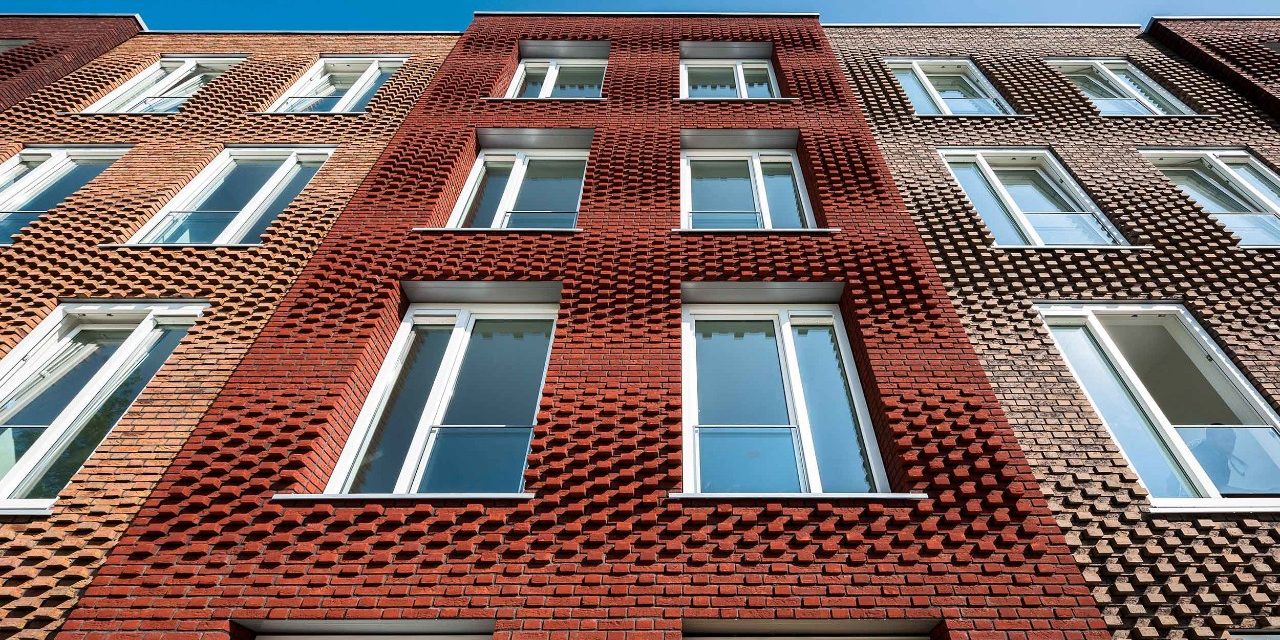 Terca Pioenroos, Douro Porto Gereduceerd, Dinkelrood, Rutiel, Tigris Flash en Dommelrood Gereduceerd. Architect Bureau Kroner Architecten. Client Stichting Studentengroepswoning.nl. Contractor Parent Initiative Pickkers Consult BV. Year of completion 2017. Flowing facade for students, Utrecht.