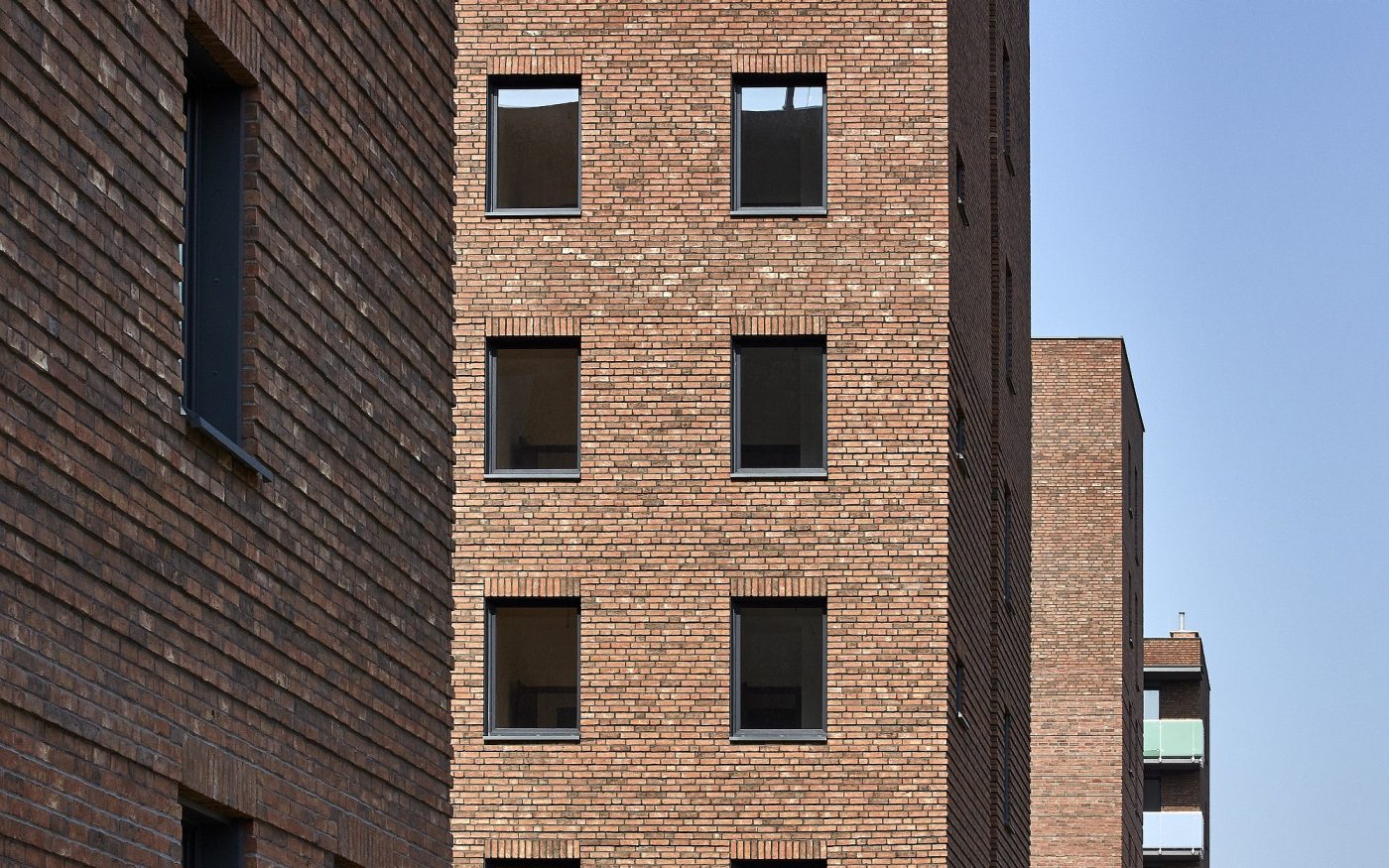 Budynki komunalne w Warszawie z cegłą klinkierową Terca Pastorale