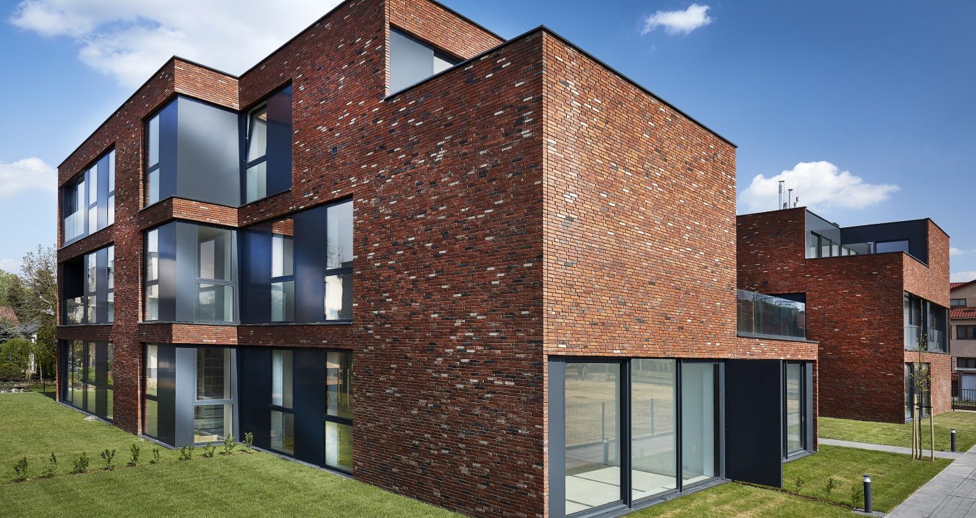 Wille w Warszawie przy ul. Ryżowej z elewacją z cegły Terca Fortuna