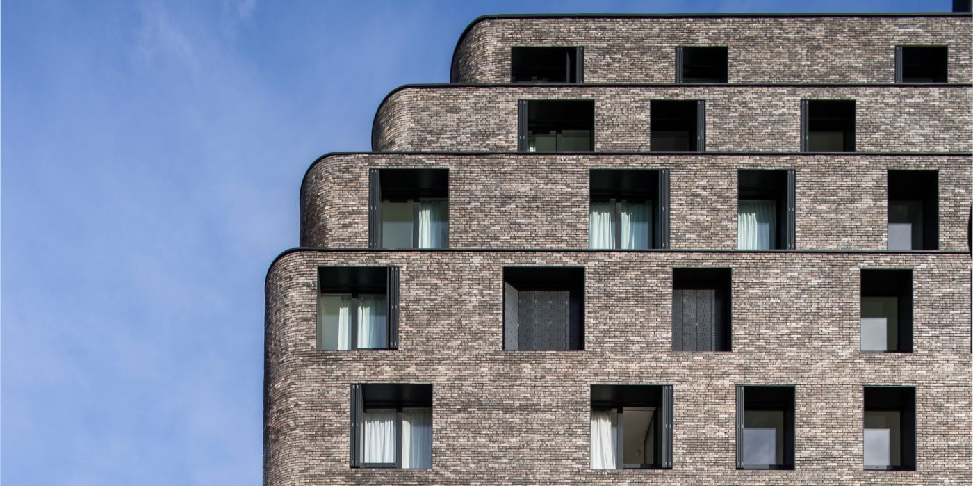 Home for young workers and migrants with 240 studios (30 studios of 18 m2 per floor). Nursery with 66 places. Area : 9300 m2 SHON. Cost : 19,6 M € HT. ZAc des Lilas, 75020 PARIS. Brick Terca Ligne Moulée Main Brique pleine Hectic Etouffée. Siding's implementation.