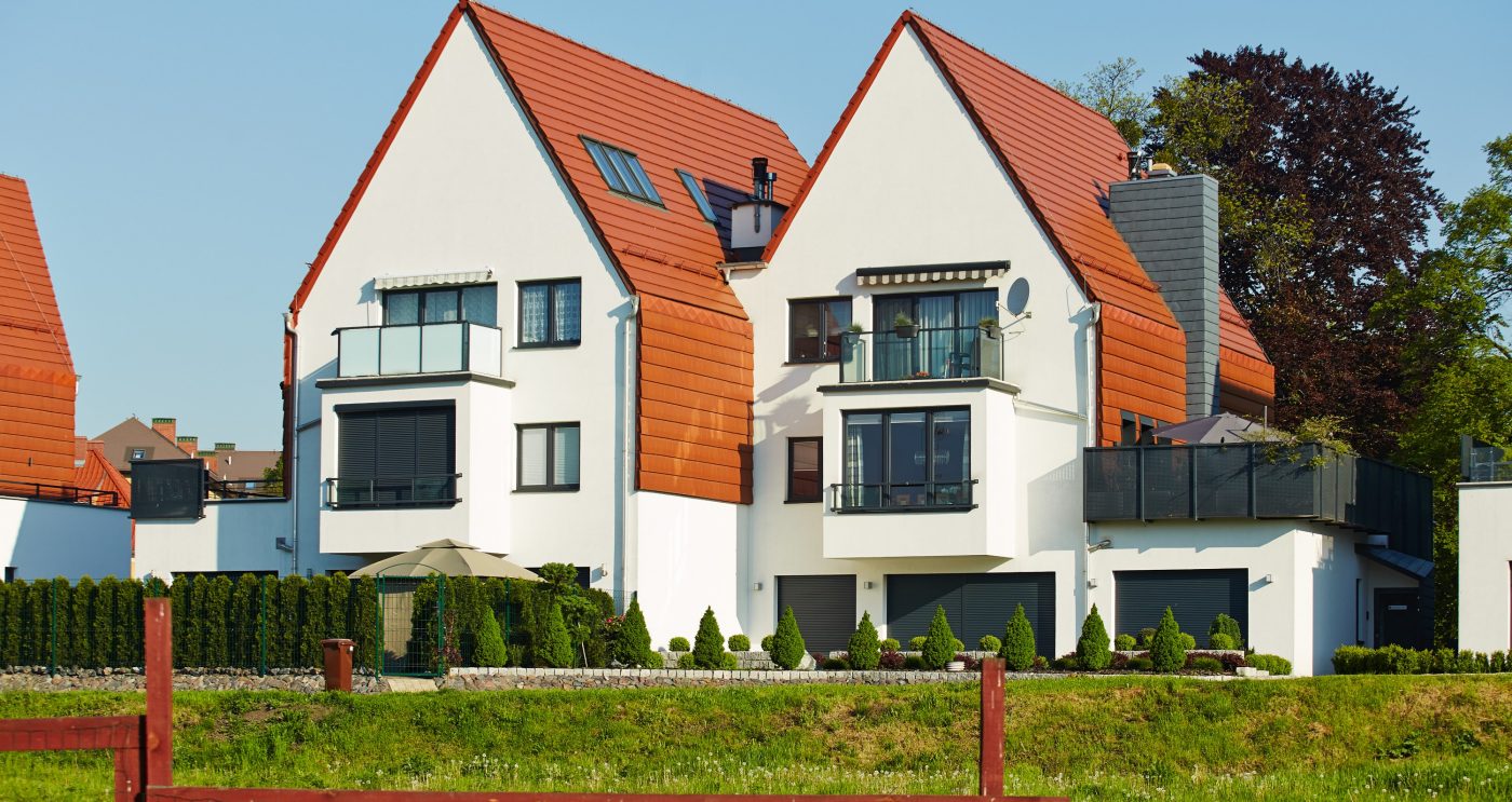Osiedle domów jednorodzinnych w Raciborzu z dachówką Actua 10 naturalna czerwień