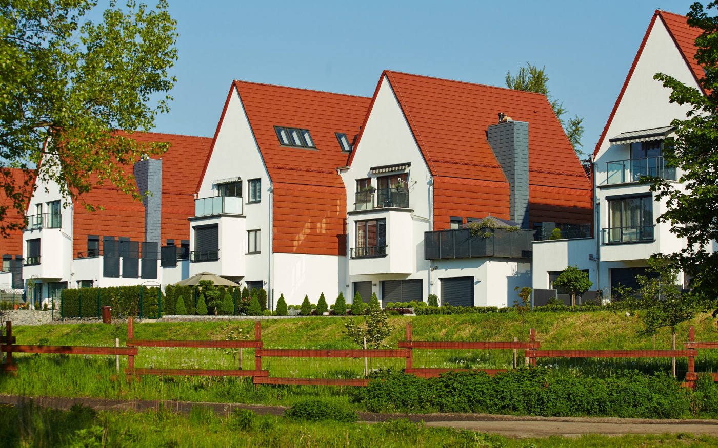 Osiedle domów jednorodzinnych w Raciborzu z dachówką Actua 10 naturalna czerwień