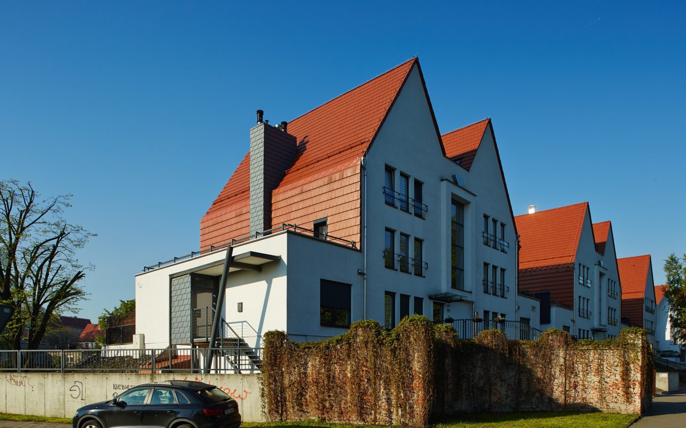 Osiedle domów jednorodzinnych w Raciborzu z dachówką Actua 10 naturalna czerwień