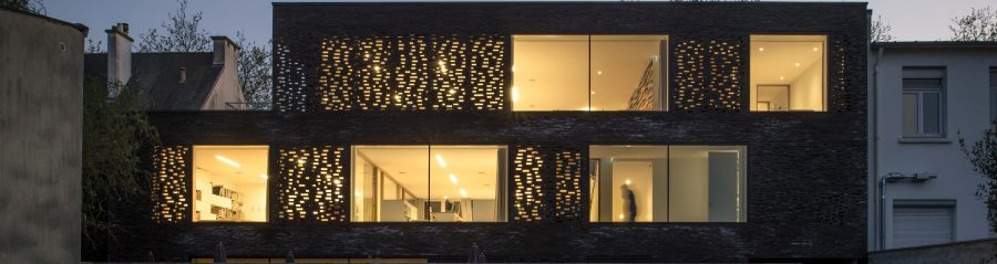 Office building with two levels. Siding's implementation. SCI Dedale, 16 avenue de la Perrière 56100 LORIENT. Brick Terca Briques Pleines 495 x 95 x 48 Cassia Noir graphite. Pose à joints vifs.