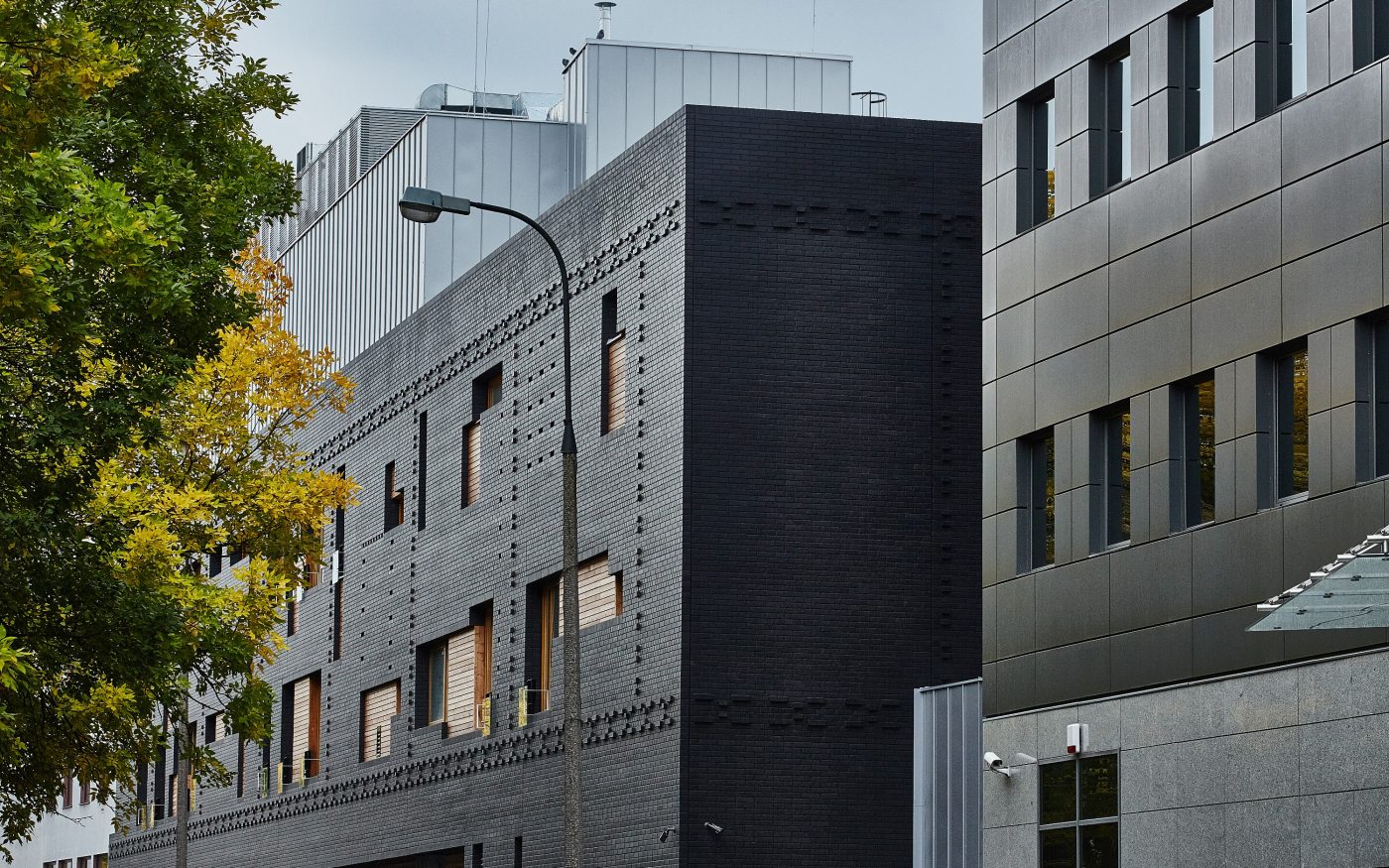 Dom Kultury KADR w Warszawie z elewacją z cegły Matrix