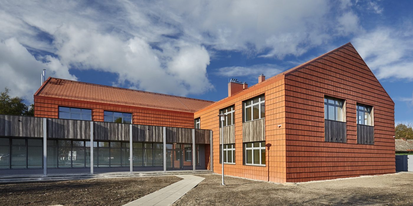 Szkoła w Psarach po renowacji dachówką Koramic Orea 9 