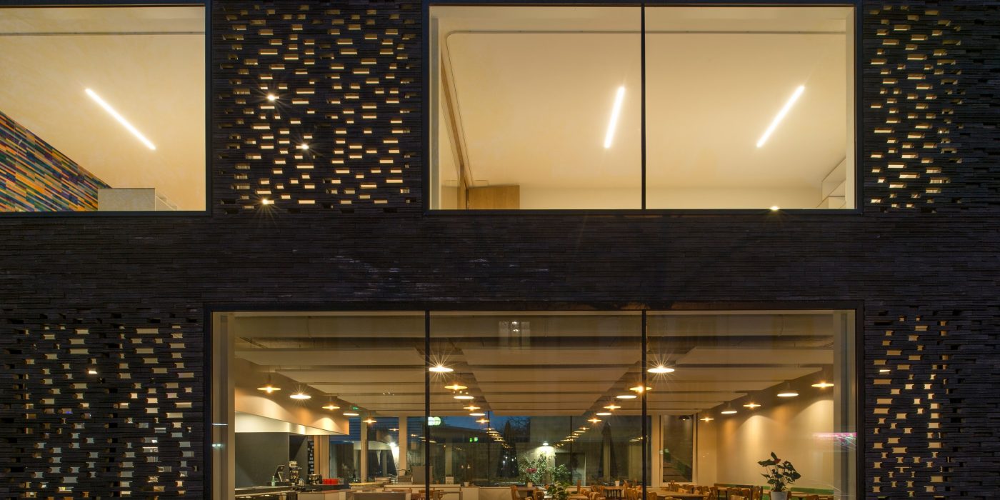 Office building with two levels. Siding's implementation. SCI Dedale, 16 avenue de la Perrière 56100 LORIENT. Brick Terca Briques Pleines 495 x 95 x 48 Cassia Noir graphite. Pose à joints vifs.