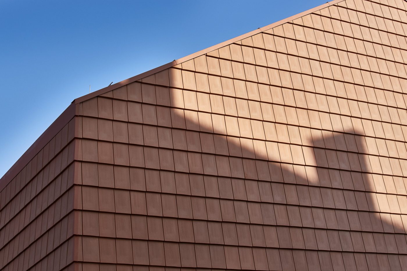 Szkoła w Psarach po renowacji dachówką Koramic Orea 9 