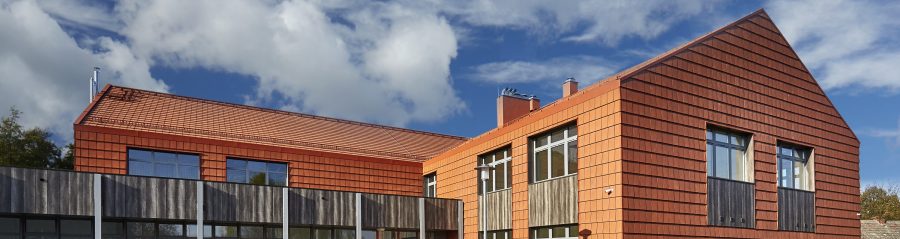 Szkoła w Psarach po renowacji dachówką Koramic Orea 9 