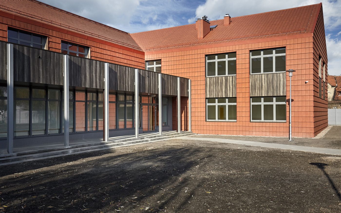 Szkoła w Psarach po renowacji dachówką Koramic Orea 9 